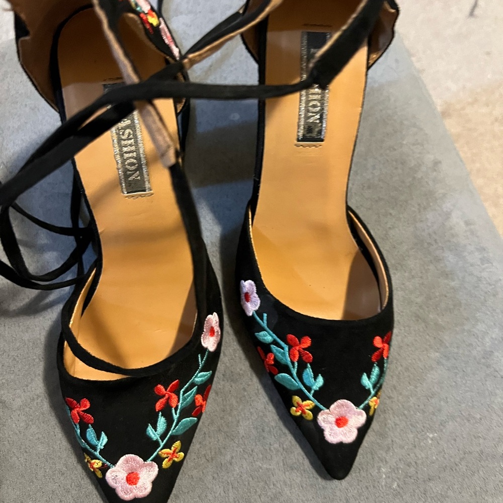 Elegant Black High Heeled Pumps with Floral Embroidery